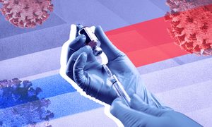 Una persona sostiene una jeringa y una dosis de la vacuna contra el COVID-19 con imágenes del virus SARS-CoV-2 de fondo