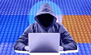 Imagen típica de un hacker con una laptop para aprender a cómo saber si tu celular ha sido hackeado