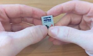 La imagen muestra el pequeño dispositivo Arduoboy Nano.