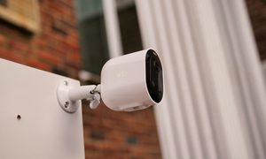 Arlo Pro 3 montada en la pared, una de las mejores cámaras de vigilancia inalámbricas