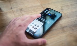Un teléfono con la app de Clubhouse