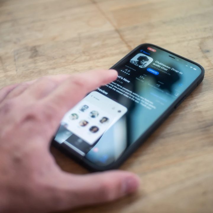 Un teléfono con la app de Clubhouse