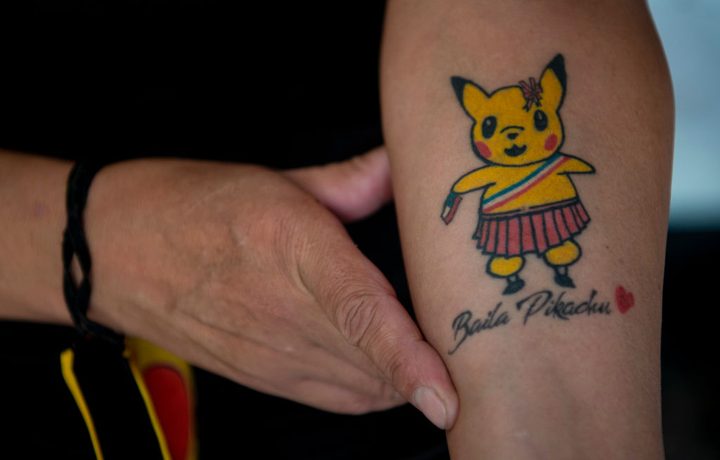 Una persona lue un tatuaje de Pikachu