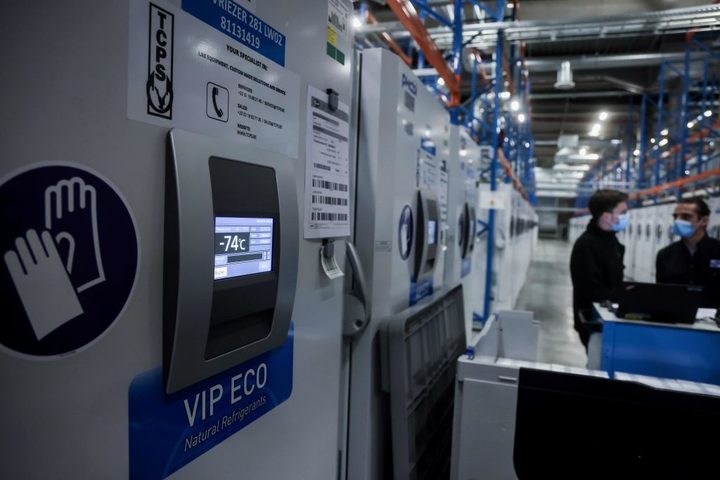 Una imagen de los congeladores de ultrafrío requeridos por la vacuna de Pfizer