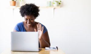 La imagen muestra a una mujer mientras participa de una conversación por internet.