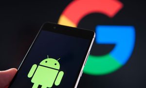 La imagen muestra en primer plano un celular con el logo de Android.