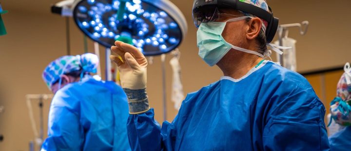 Las gafas HoloLens usadas como herramienta de asistencia en un quirófano
