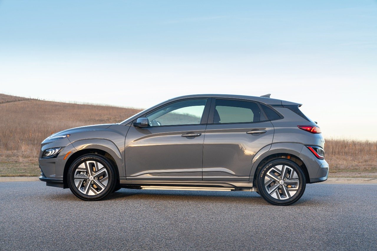 Hyundai Kona EV 2022 side view
