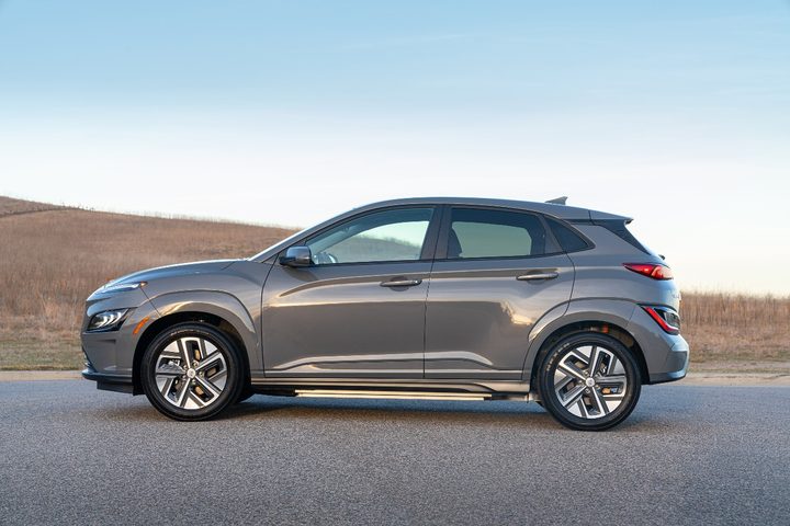 Hyundai Kona EV 2022 side view