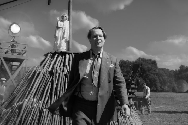 La imagen muestra una escena de la película Mank, de Netflix.