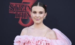 La imagen muestra a la actriz Millie Bobbie Brown.