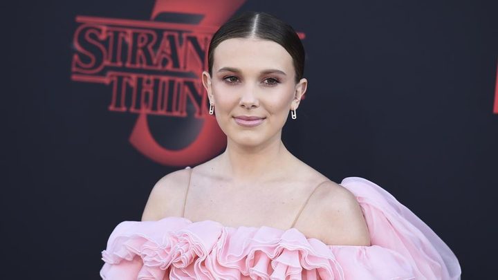 La imagen muestra a la actriz Millie Bobbie Brown.