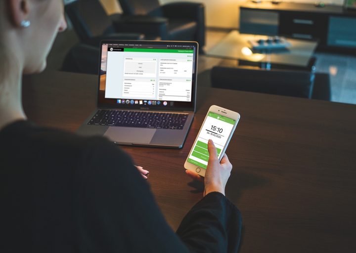 Una mujer sostiene el teléfono con una mano