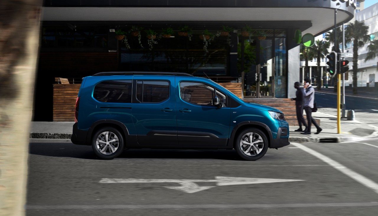 Peugeot e-Rifter side view