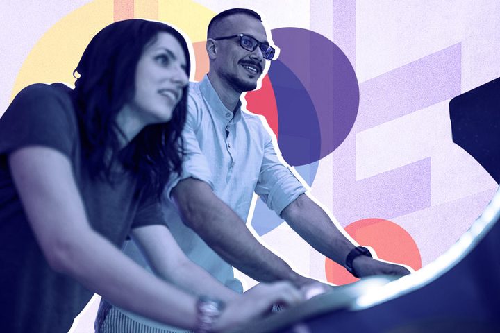 Una pareja juega en una máquina arcade