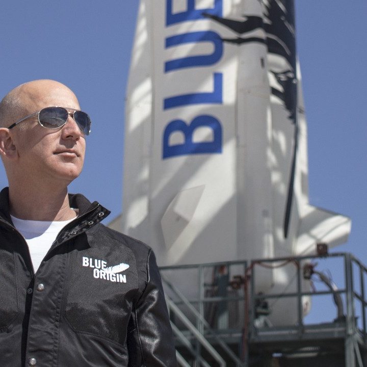 La imagen muestra a Jeff Bezos y su compañía aeroespacial Blue Origin.