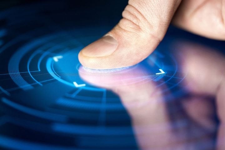 Una persona presiona su dedo pulgar en un sensor biométrico