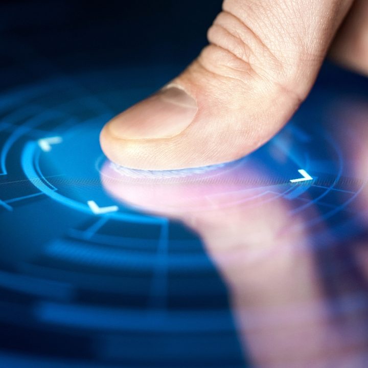 Una persona presiona su dedo pulgar en un sensor biométrico