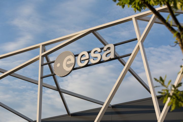 La imagen muestra el frontis de un edificio de la Agencia Espacial Europea.