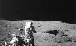 La imagen muestra al astronauta Alan Shepard jugando golf en la Luna.
