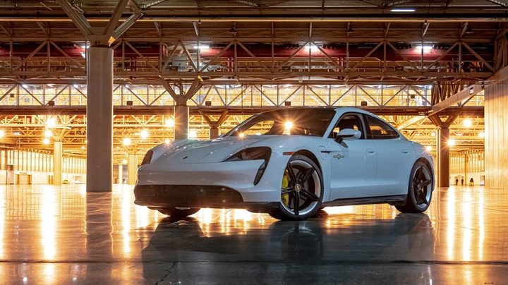 La imagen muestra un Taycan Turbo S de Porsche.