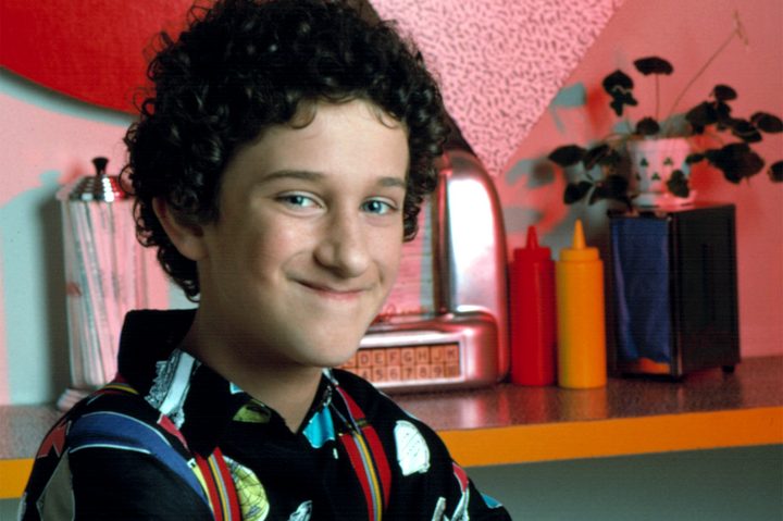 La imagen muestra al actor Dustin Diamond, interpretando a Screech en Salvados por la campana.