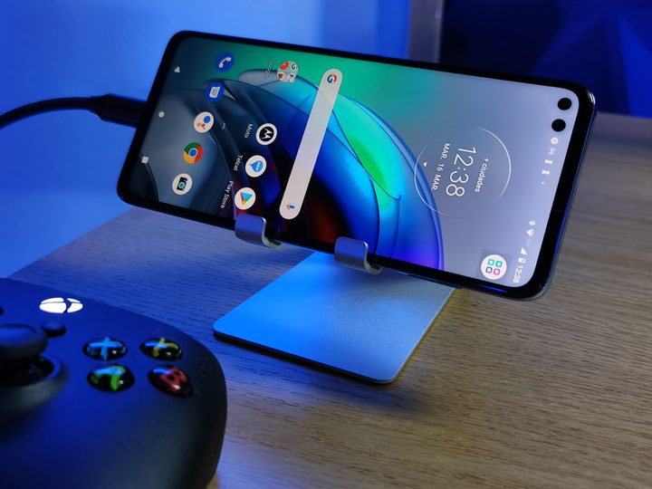 Moto G100 sobre un soporte para móviles