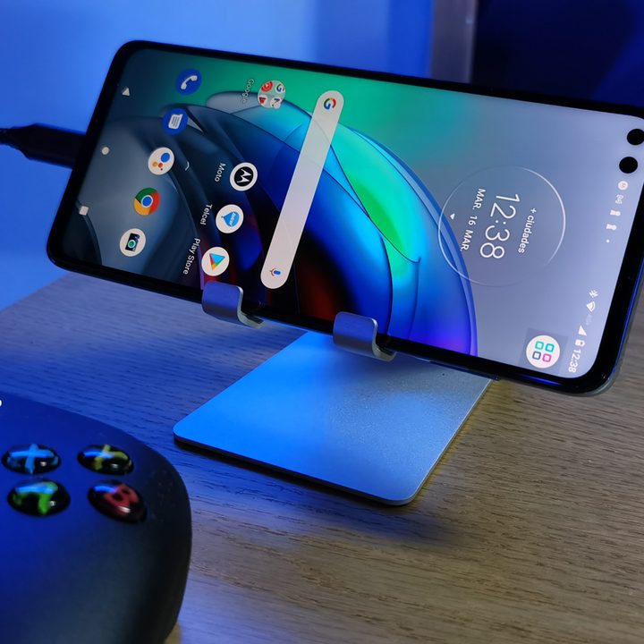 Moto G100 sobre un soporte para móviles