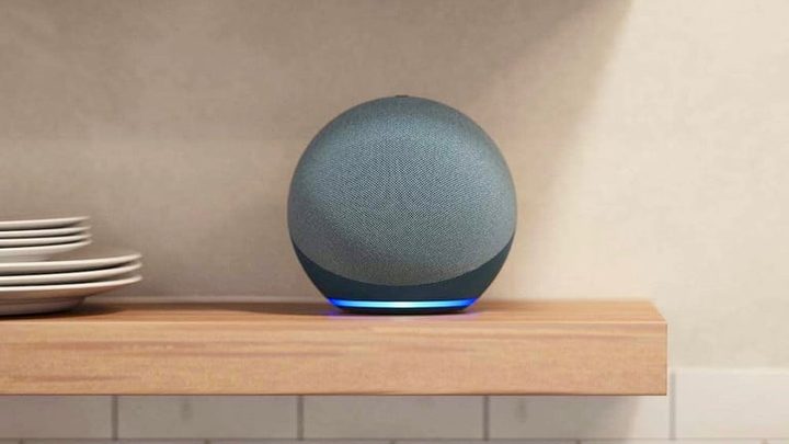 Nueva versión del dispositivo en forma esferica sobre una mesa, para comparar Amazon Echo vs. Echo Studio