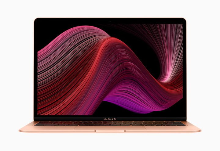 Laptop de Apple en rosa, mostrando una imagen de ondas moradas para comparar a la Julian Chokkattu/Digital Trends