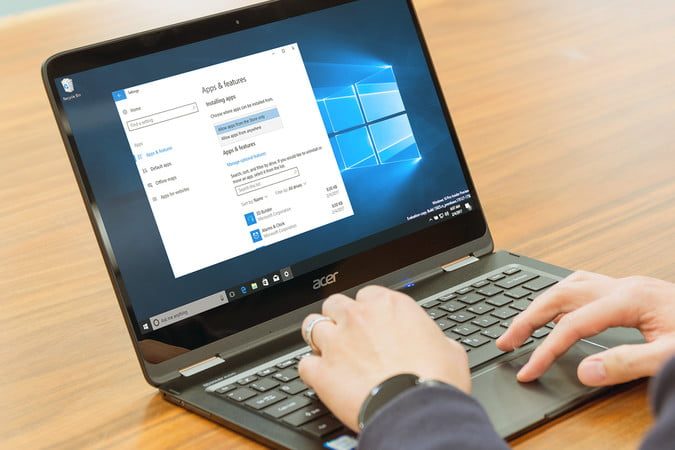 Una persona en su laptop para aprender cómo desactivar las notificaciones de Windows