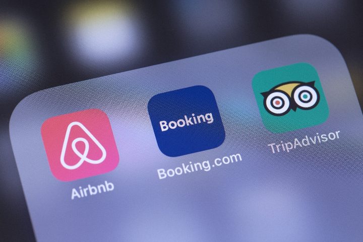 Logos de Airbnb y Booking en una compuadora