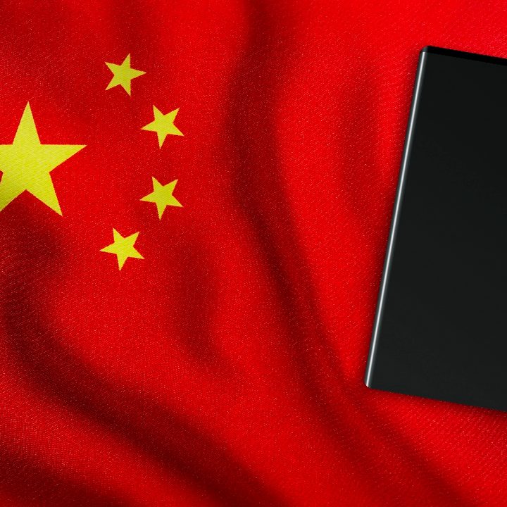 Un teléfono con una bandera china