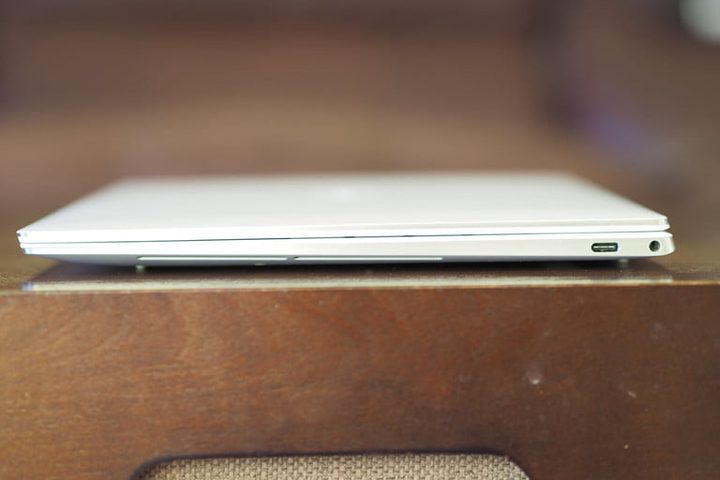 Vista lateral de laptop Dell