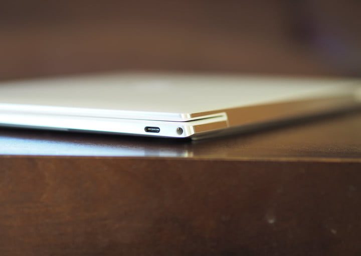 Laptop Dell cerrada mostrando una de sus esquinas para comparar la Dell XPS 13 vs. HP Spectre x360 14
