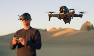 Un dron DJI controlado por las gafas FPV de vuelo en primera persona
