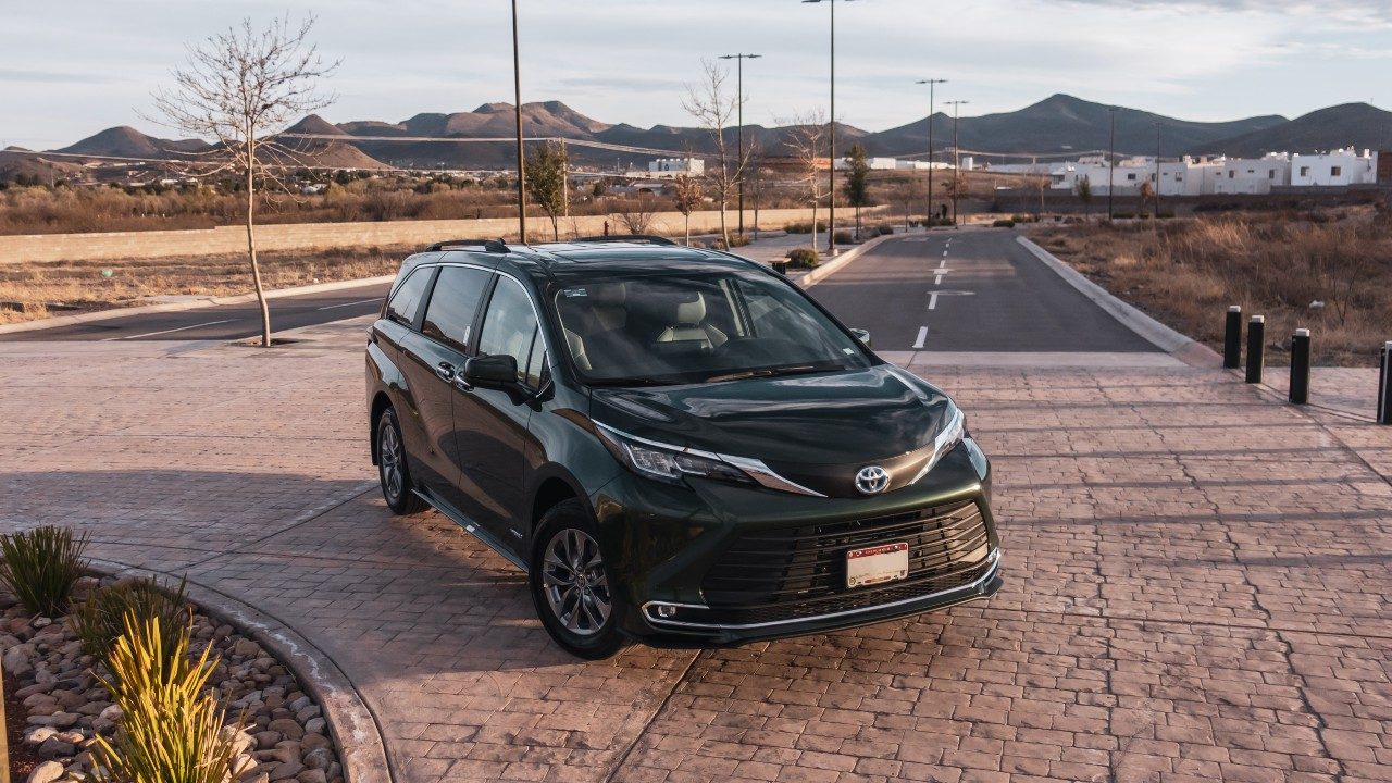 Toyota Sienna 2021 front