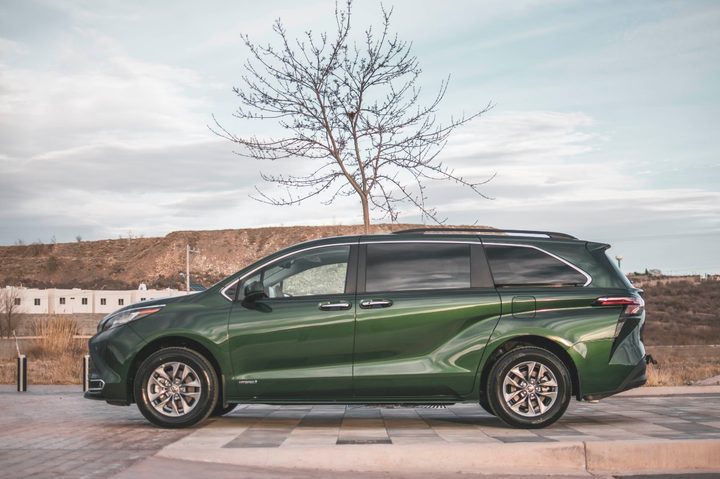 Toyota Sienna 2021 side