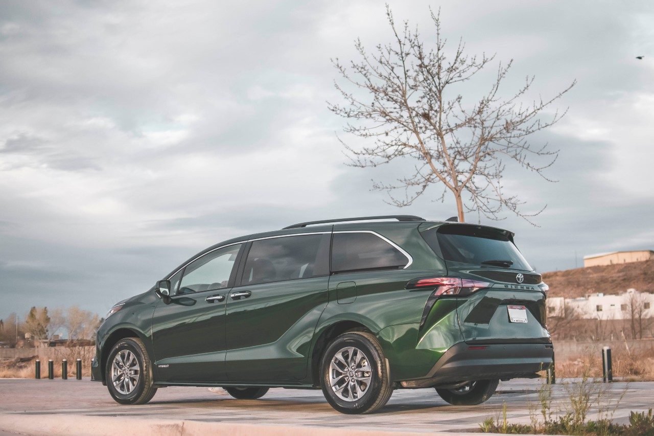 Toyota Sienna 2021 side rear