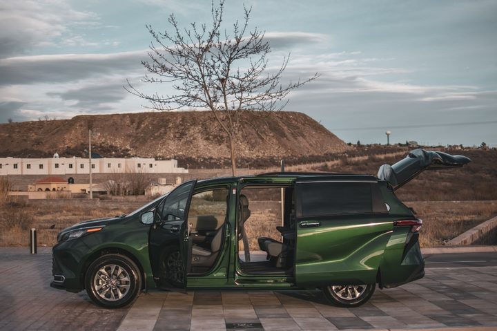 Toyota Sienna 2021 all doors open