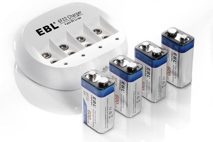 Cuatro pilas EBL de 9 V color gris con azul y un cargador a su lado