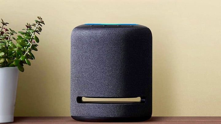 Echo Estudio junto a una planta para comparar Amazon Echo vs. Echo Studio