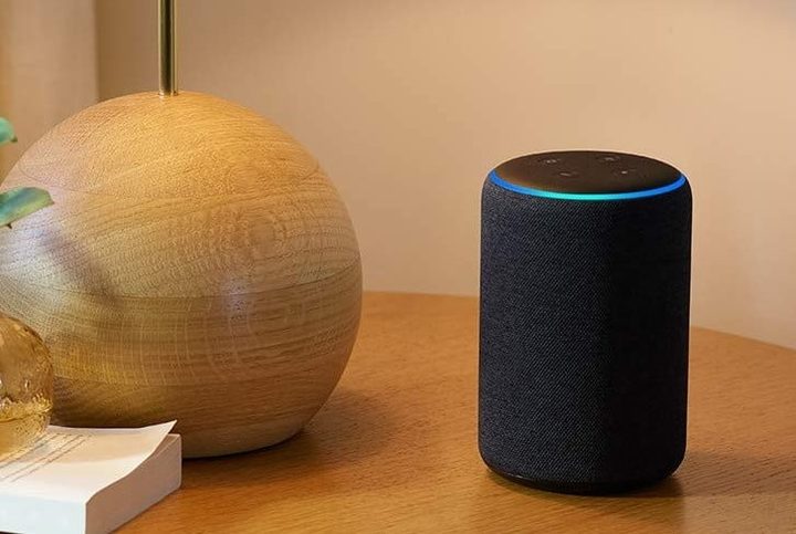 Amazon Echo tercera generación sobre una mesa y junto a una esfera
