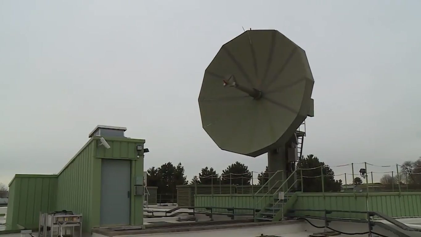 Imagen de un radiotelescopio francés