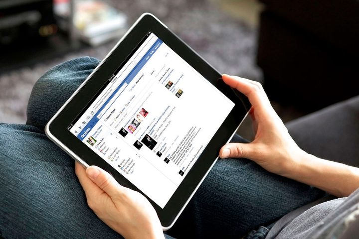 Una tableta con la aplicación Facebook.