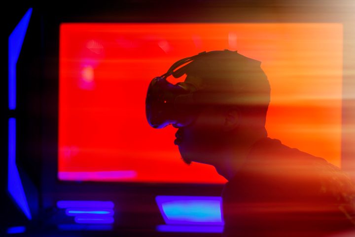 Una persona usa gafas de realidad virtual