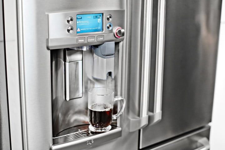 Refrigerador GE con cafetera integrada, una de las mejores marcas de frigoríficos más fiables