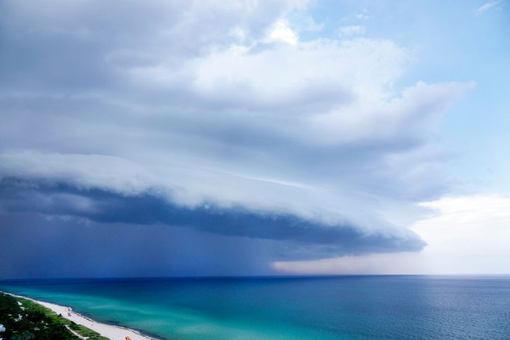 Una imagen de una nube tipo arco captada en Miami Beach