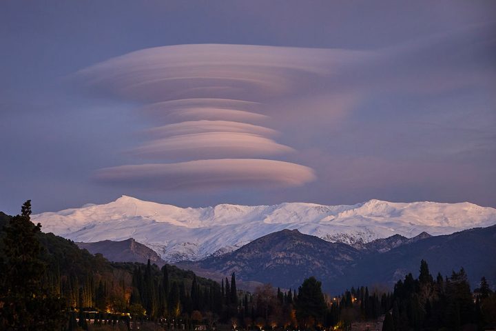 Una fotografía de nubes lenticulares