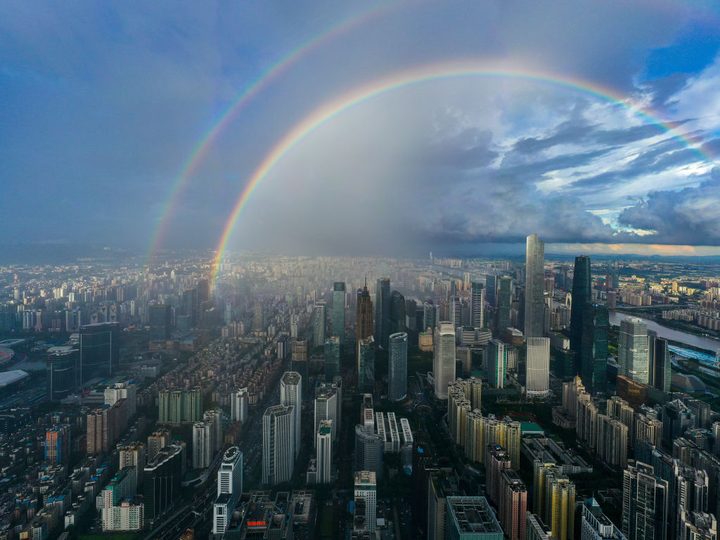 Un arcoíris doble vista en la ciudad china de Guangzhou